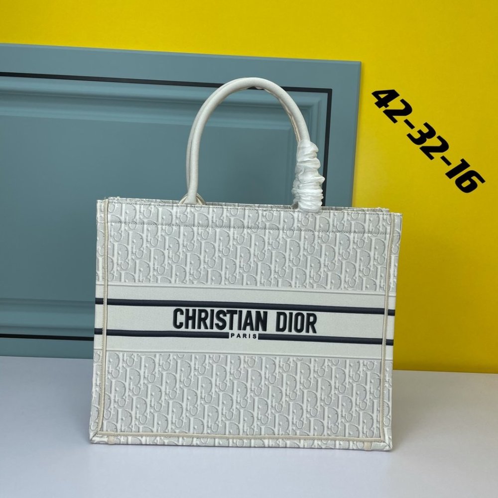 ✅Christian Dior Monogram White Tote